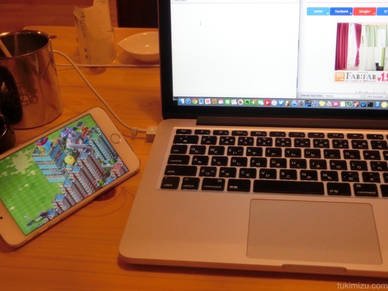 MacBookの横においたiPhone