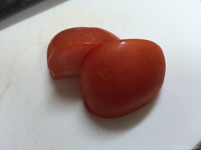 二つに切れたトマト