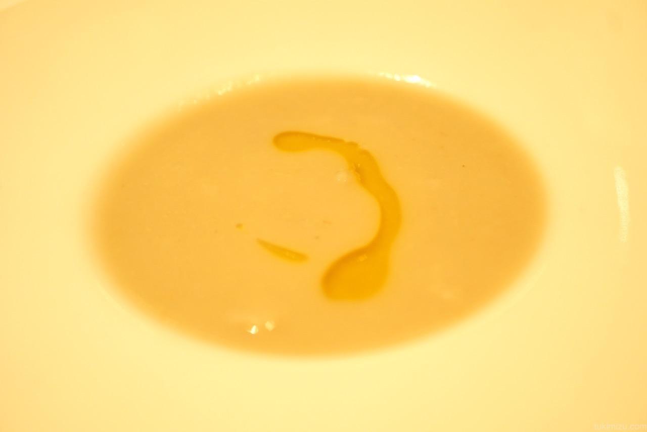スープの上のオリーブオイル