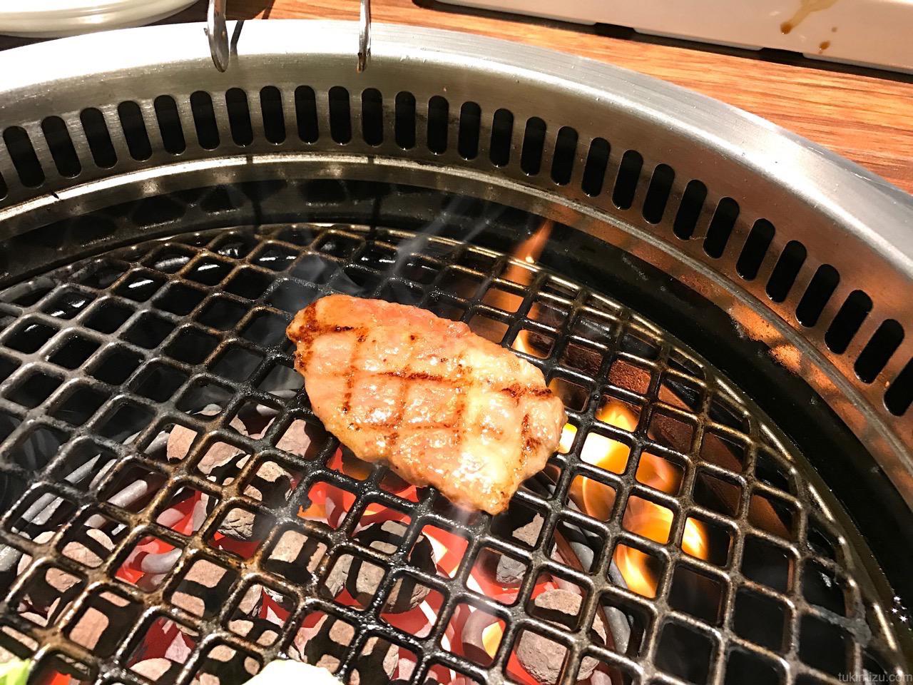 網で焼かれた肉