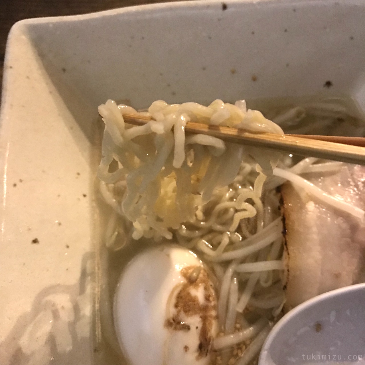 箸にとった麺