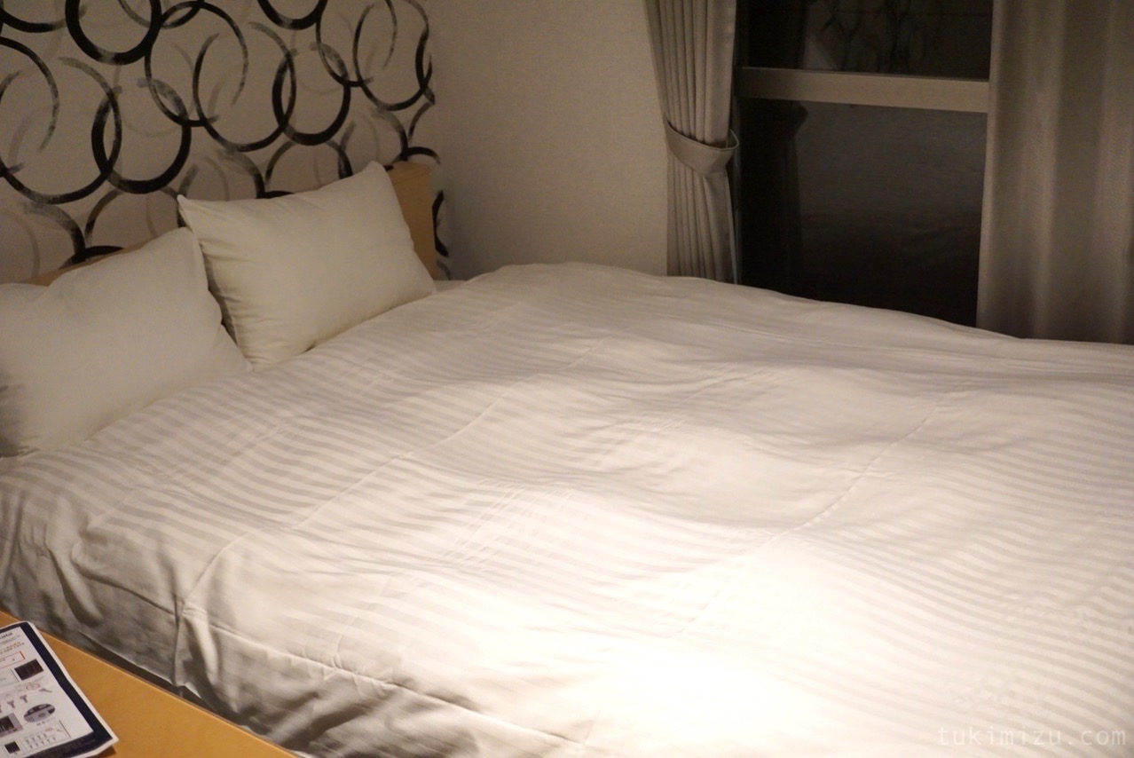 ホテルのベッド1