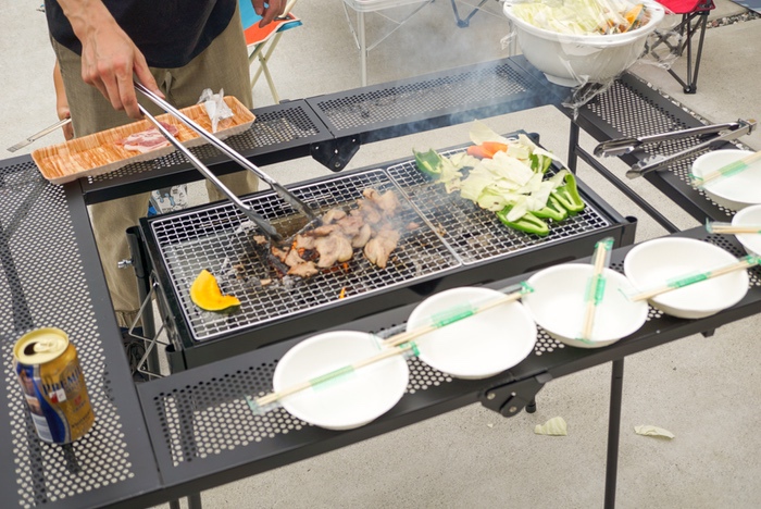 BBQ（バーベキュー）コンロ周りをが活きる囲炉裏テーブル！お皿やカップ置き場におすすめグッズ つきみず書庫